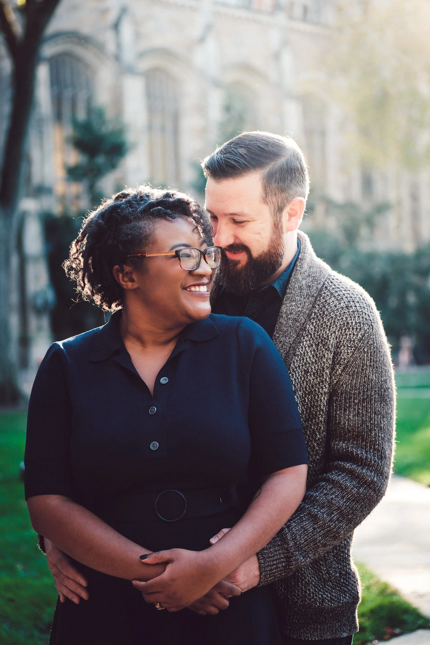Couple de mariés devant une cathédrale — site créé avec Go Mariage
