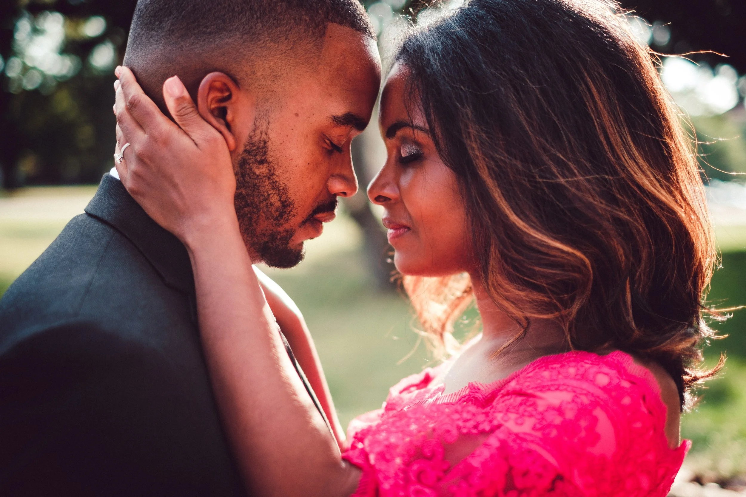 Couple de mariés dans un moment tendre